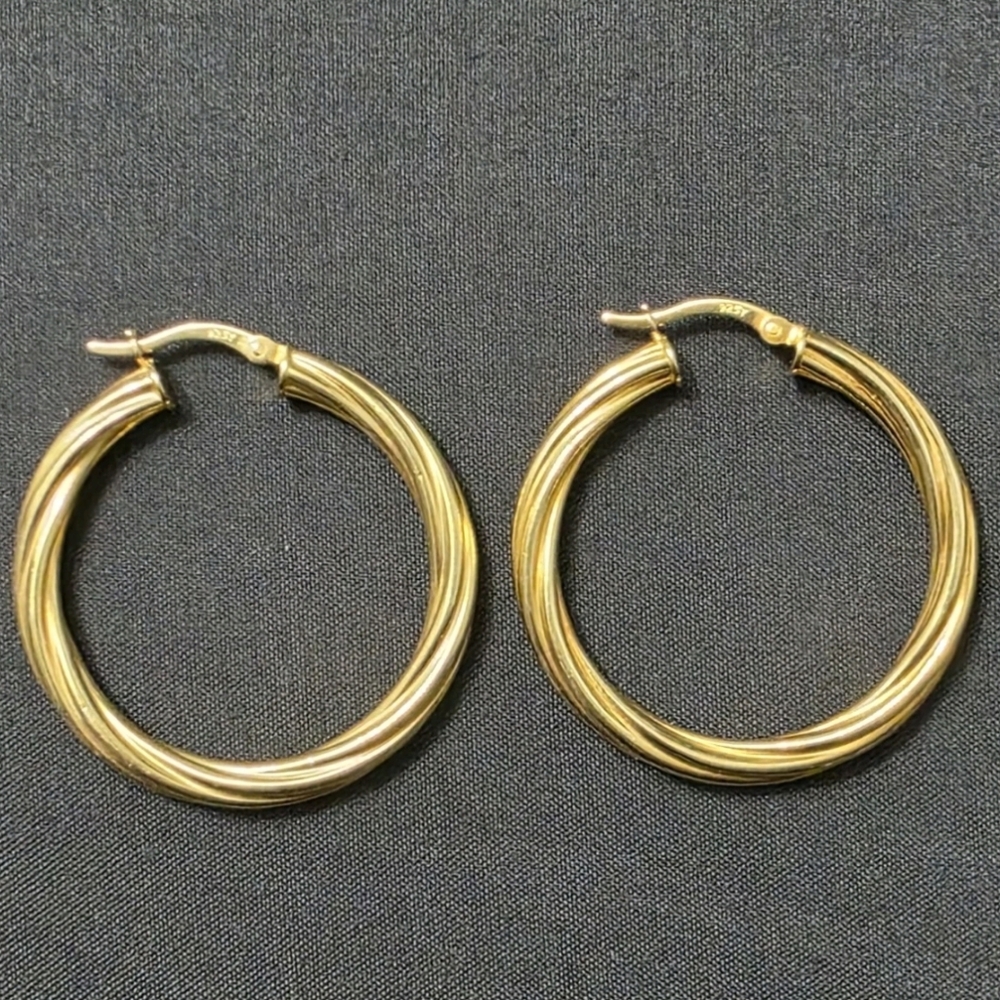 Estate - Gold Tone - Signed Y - Fashion Medium Hoop Earrings. Item 302